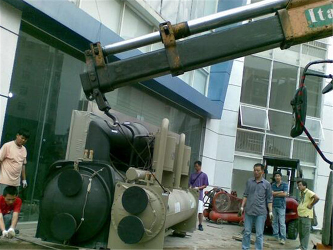 头屯河区随车吊和汽车吊的核心区别是什么？哪种更省钱？