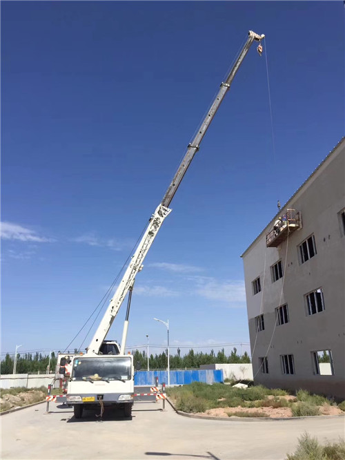 头屯河区“轻装强干”—— 吊车的 “轻量化臂架” 技术